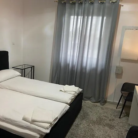 Zolta Walizka Gosciniec Konukevi Podrzewie