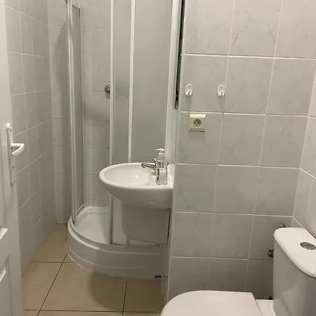 Zolta Walizka Gosciniec Gasthof Podrzewie