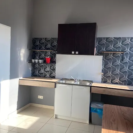 Zolta Walizka Gosciniec Gasthof Podrzewie