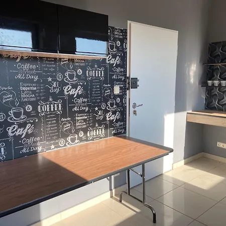 Zolta Walizka Gosciniec Podrzewie