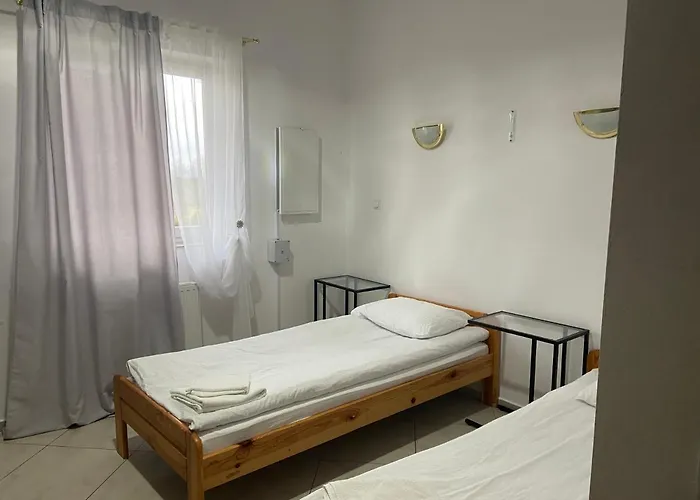 Zolta Walizka Gosciniec Podrzewie