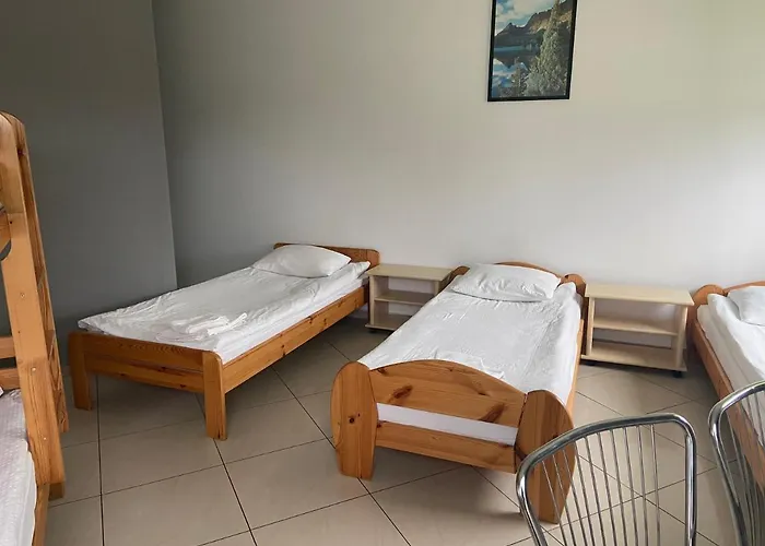 Zolta Walizka Gosciniec Konukevi