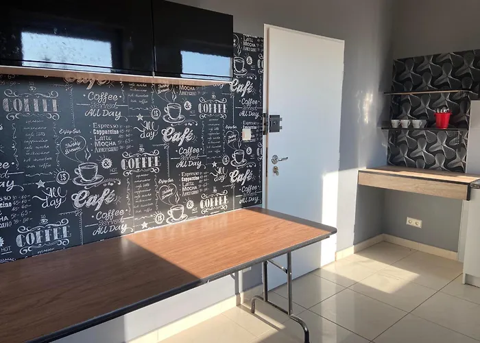 Zolta Walizka Gosciniec Podrzewie